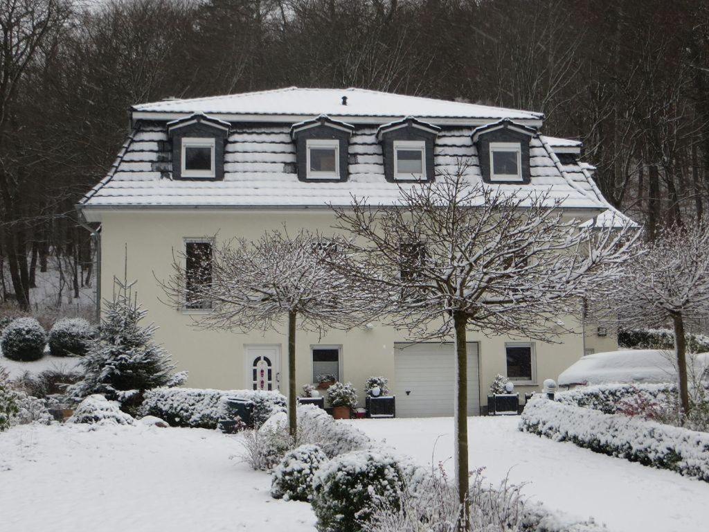Weisses-Haus-Am-Kurpark-Fewo-Bergblick Bad Suderode Exterior photo